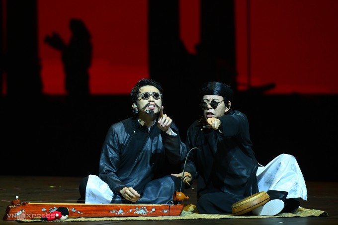 Soobin (trái) bên bố - nghệ sĩ Huỳnh Tú. Ảnh: Giang Huy