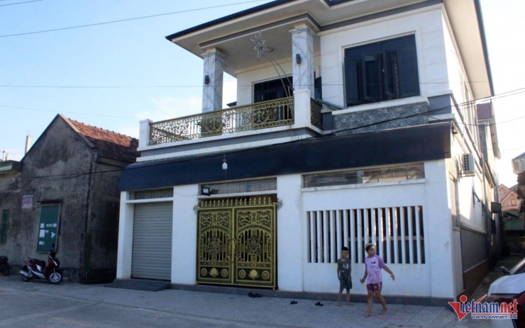 1748395847-w-5f8c6f65-0617-4e0e-8082-e1af8578cc69-copy-86569-width1920height1200 Một ngôi nhà được xây dựng khang trang ở thôn Long Hải nhờ nguồn tiền lao động ở nước ngoài gửi về. Ảnh: Đậu Tình