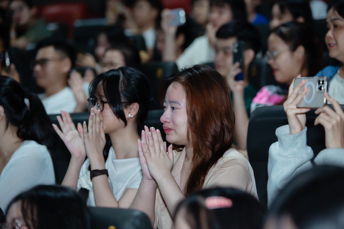 Một khán giả trẻ rơi nước mắt khi xem phim