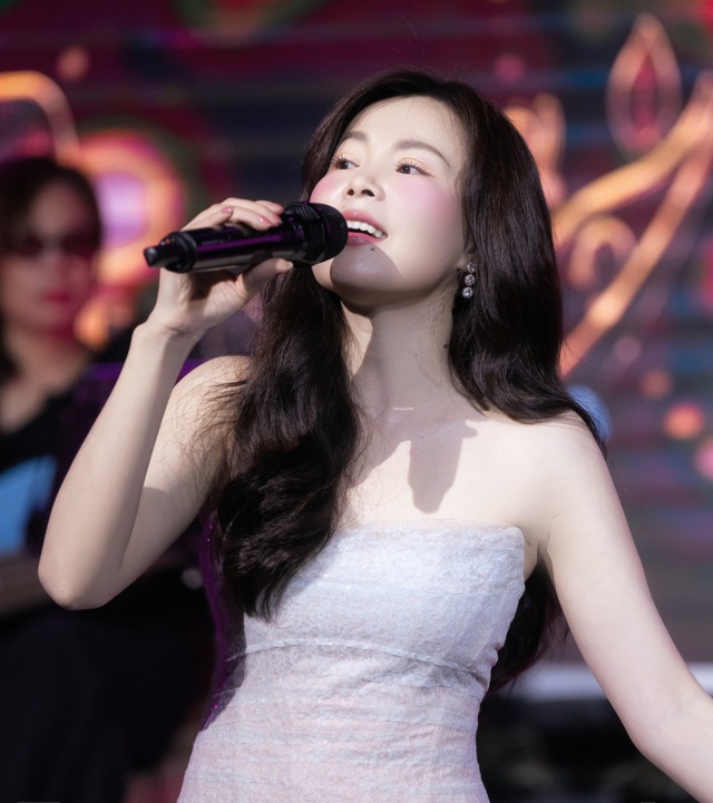 Điều ít biết về 'nàng thơ' quê Quảng Bình vừa 'gây bão' với bức hình chụp cùng Tổng thống Pháp - 4