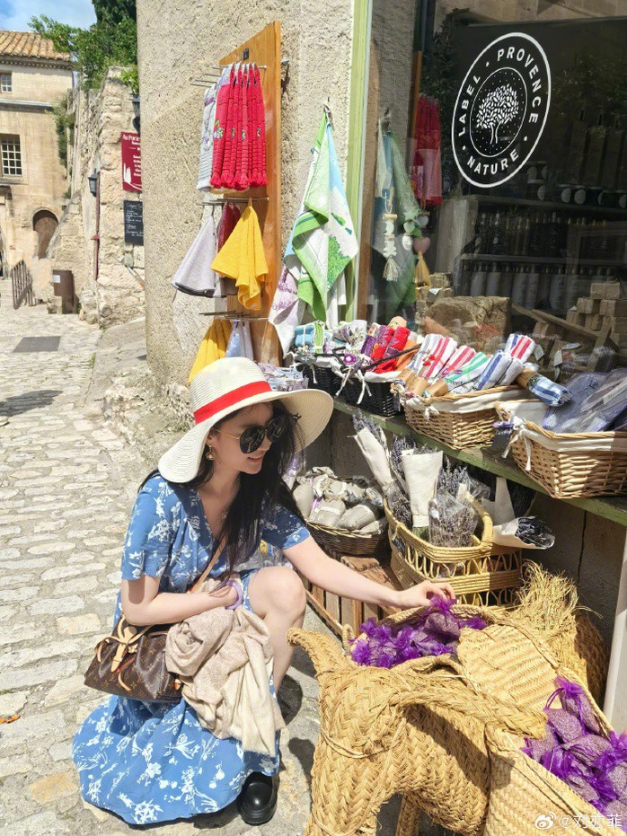 1748416490-003yho7nly1i1ube9imgoj62dc35s4qu02-1-93919-width698height931 Lưu Diệc Phi trong loạt ảnh du lịch