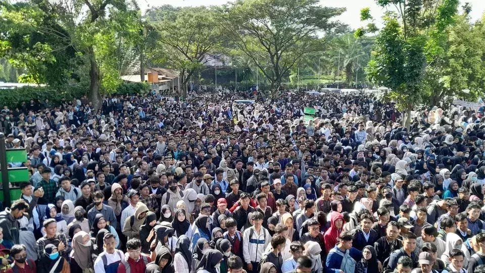 Nước láng giềng xóa bỏ quy định “đẹp trai mới được tuyển dụng”- Ảnh 1.