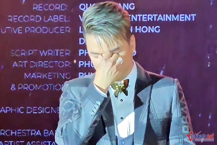 Đàm Vĩnh Hưng bật khóc. Ảnh: Chụp màn hình