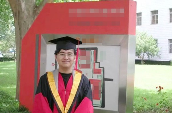 Triệu Hân Bồi tốt nghiệp trường đại học hàng đầu Trung Quốc và lấy được bằng tiến sĩ.