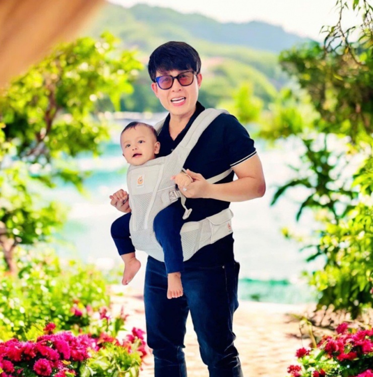 Hòa Hiệp và con trai, nam nghệ sĩ lên chức cha ở tuổi ngoài 40.