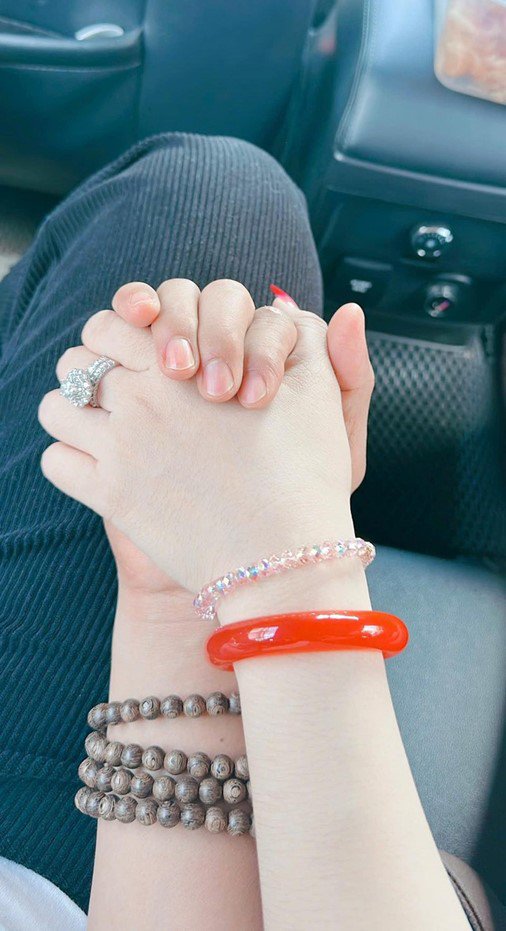 Hòa Hiệp đăng ảnh nắm tay một cô gái và chia sẻ đầy lãng mạn.