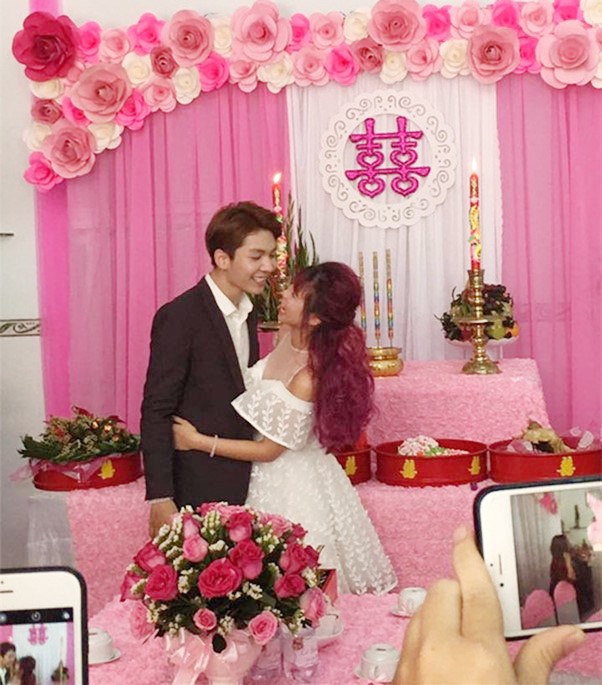 1748570383-picture6-69210-width602height685 Đúng ngày diễn ra lễ ăn hỏi, Kelvin Khánh mới thông báo bằng đoạn livestream trên trang cá nhân khiến công chúng hoang mang.