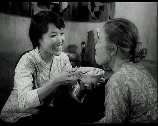 Trái ngược với NSND Hoàng Cúc, diễn viên Tú Oanh giữ lại mái tóc để vào vai Lài.