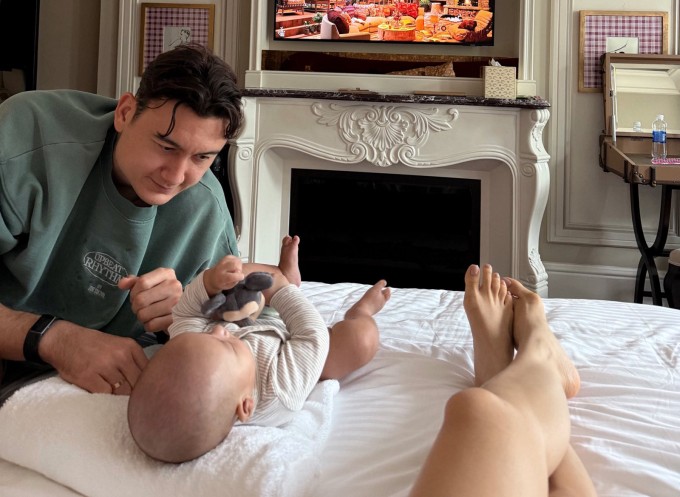 Văn Lâm chơi với con trai trong phòng khách sạn ở Tam Đảo. Ảnh: Facebook Bùi Thị Yến Xuân