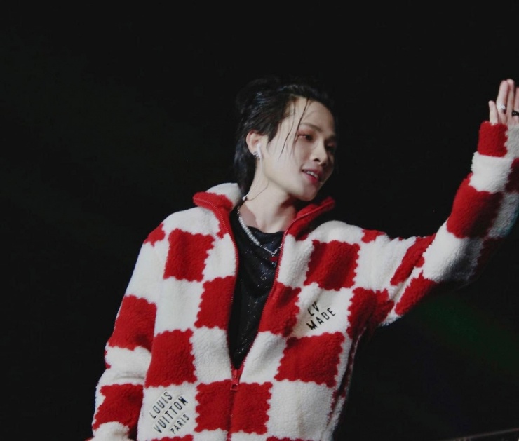 1748682451-094-1363-3-n-8518-9575-width1440height1224 Khán giả chia phe nêu quan điểm về vụ lightstick của Jack.