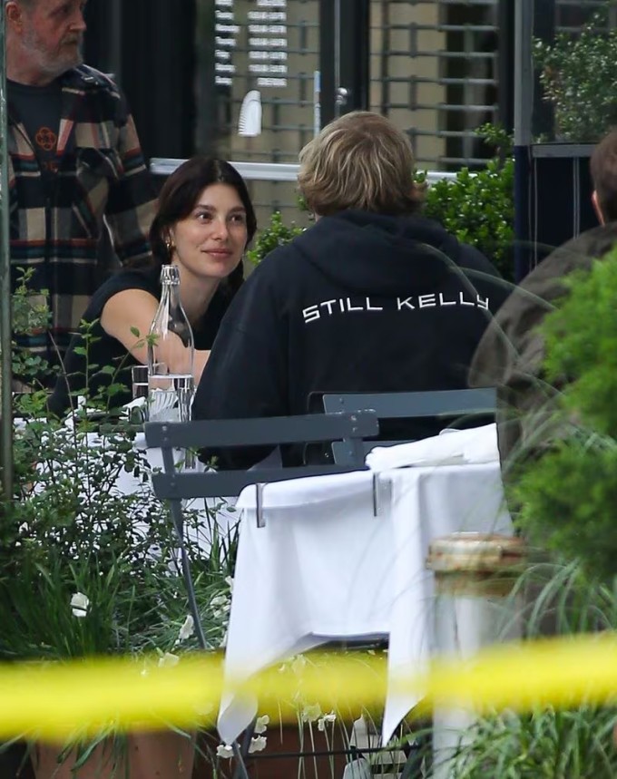 Camila ăn trưa cùng Cole Bennett. Ảnh: The Grosby