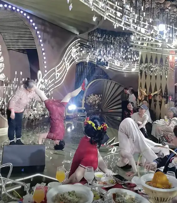 Mẹ chồng mặc váy làm hành động lạ trong đám cưới của con trai - 3