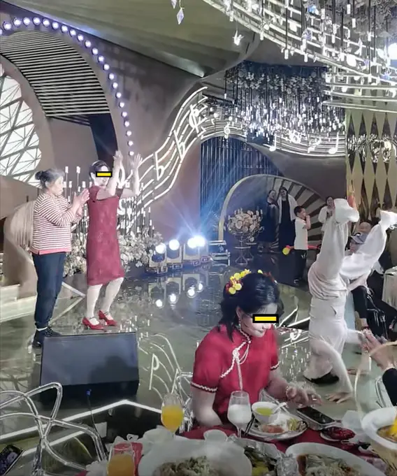 Mẹ chồng mặc váy làm hành động lạ trong đám cưới của con trai - 4