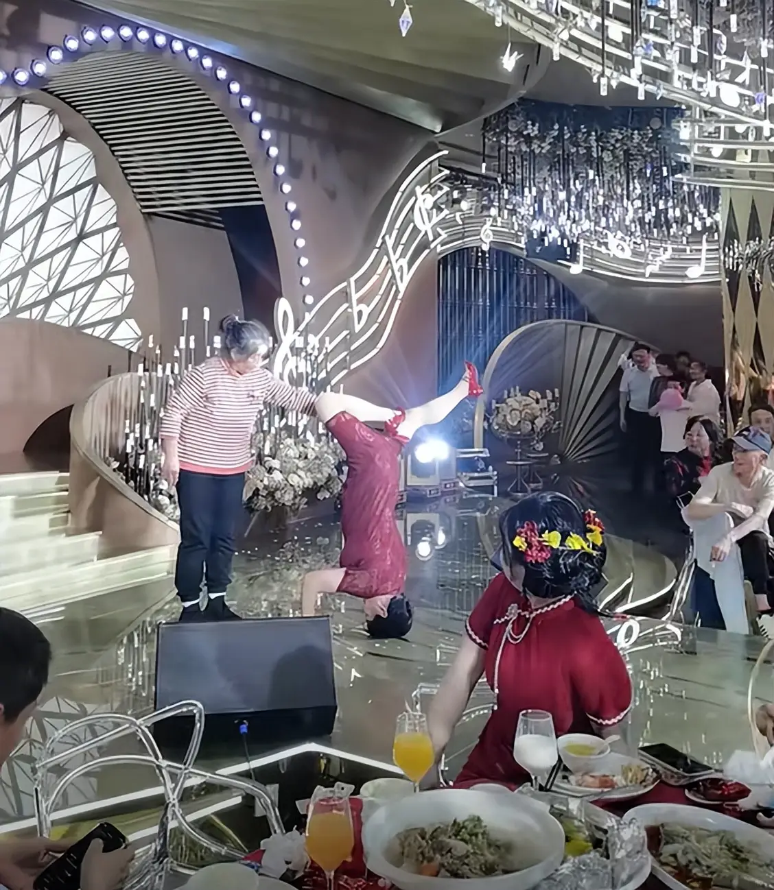 Mẹ chồng mặc váy làm hành động lạ trong đám cưới của con trai - 2