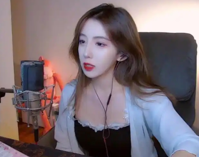 Vướng tin đồn tai hại, nữ streamer nổi tiếng rơi vào khủng hoảng phải tuyên bố điều đau lòng- Ảnh 4. Vướng tin đồn tai hại, nữ streamer nổi tiếng rơi vào khủng hoảng phải tuyên bố điều đau lòng- Ảnh 4.