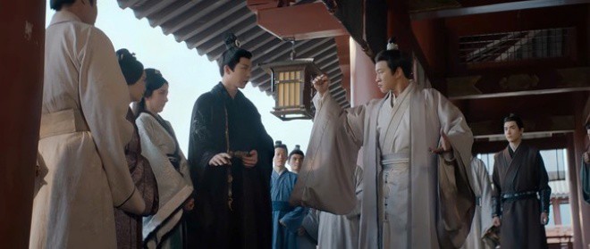 Sự xuất hiện của Hà Nhuận Đông khiến Lưu Vũ Ninh “rén ngang” và quyết định thể hiện tình cảm dành cho vợ.