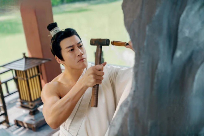 Hà Nhuận Đông khoe cơ bắp rắn chắc dù chỉ là “thư sinh nho nhã”.