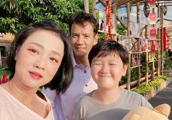NSƯT Mỹ Duyên khá kín tiếng, hiếm hoi mới chia sẻ ảnh chụp chung với chồng và con trai. Ảnh: St.
