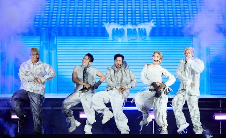 Cũng trong tối 1/6, tại TP HCM, nhóm B.O.F có showcase đầu tiên sau khi thành lập nhóm vào cuối năm ngoái. Nhóm gồm năm thành viên (từ trái sang): Jun Phạm, Kay Trần, Bùi Công Nam, BB Trần, S.T Sơn Thạch.