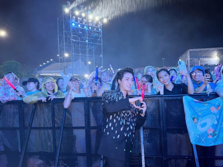 Khán giả đội mưa nghe nhóm B.O.F hát - 11