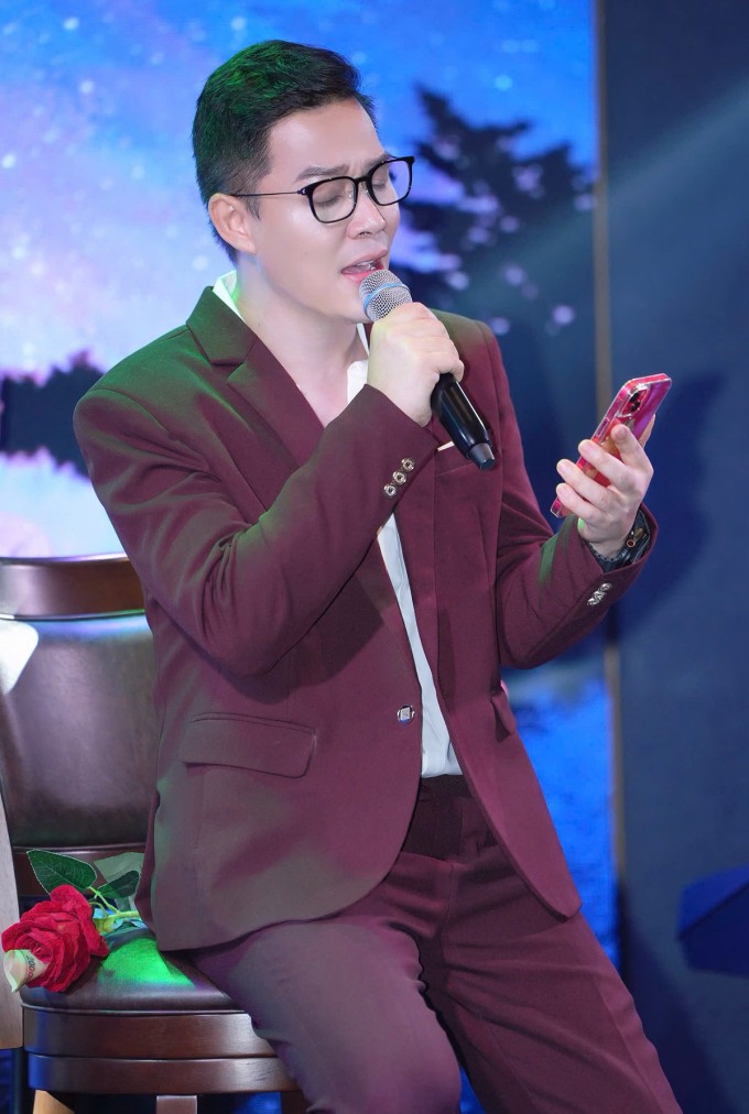 Nathan Lee hát trong đêm nhạc ở Hà Nội, hôm 31/5.