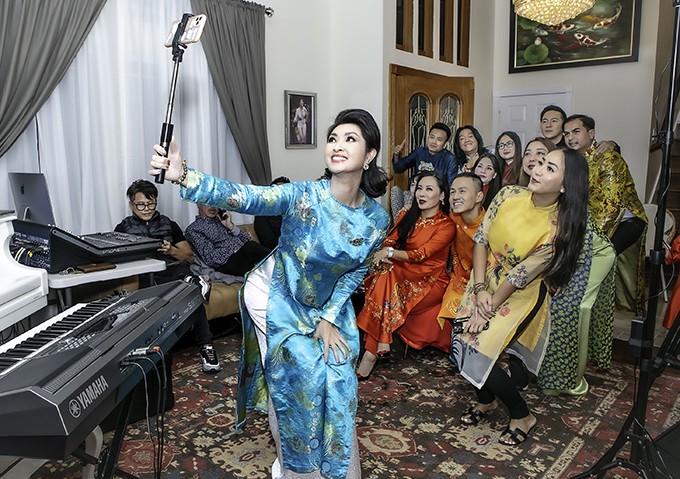 1748852751-nguyen-hong-nhung-12-3530-3-90310-width680height479 Làm mẹ đơn thân, nuôi con tự kỷ 13 tuổi chưa biết nhai, ca sĩ Nguyễn Hồng Nhung vẫn sống sung túc ở Mỹ trong biệt thự 200m2 - 6