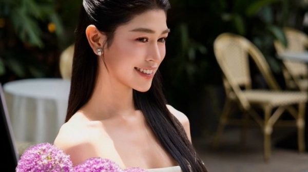 Nữ sinh Ngoại giao giỏi ngoại ngữ “gây sốt” với vẻ đẹp tri thức 1748853421 412 thumbnail width740height495 anh cat 3 2 auto cropjpg