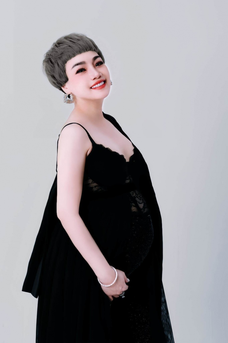 Nữ ca sĩ quê Hưng Yên bất ngờ mang thai ở tuổi 42 sau 10 năm ly hôn - 2
