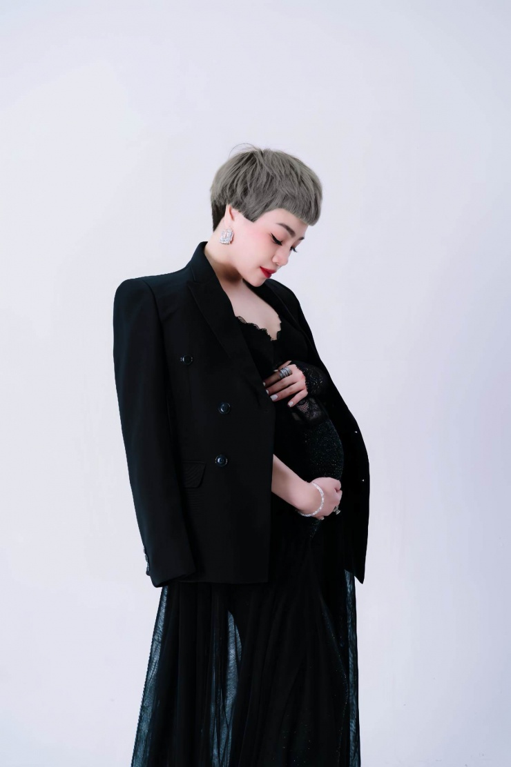 Ngọc Khuê mang thai sau 10 năm ly hôn.