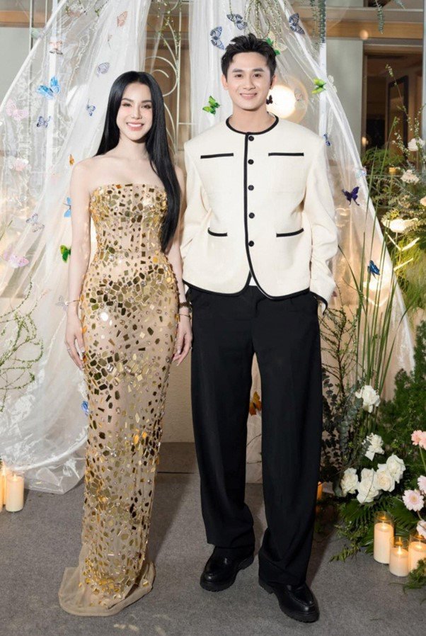 Diệp Lâm Anh và bạn trai kém 11 tuổi dần cởi mở, thoải mái chia sẻ hình ảnh bên nhau trên mạng xã hội. (Ảnh: FBNV).