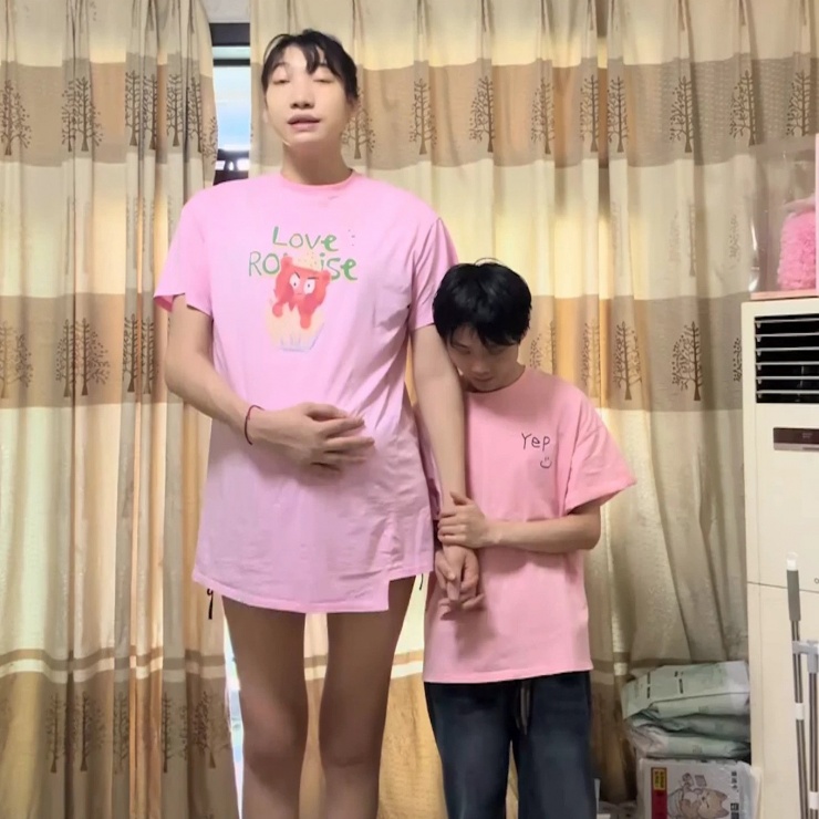 1748997616-chang-tai-ti-hon-yeu-say-dam-co-gai-khong-lo-2-m-2-9-1210-width1360height1360 Dù gia đình phản đối, cặp đôi vẫn quyết định có con. Ảnh: SCMP.