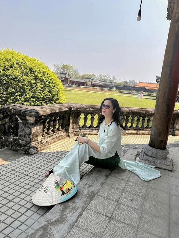 Nữ diễn viên hiện tại vẫn trẻ trung và tận hưởng cuộc sống vui vẻ.