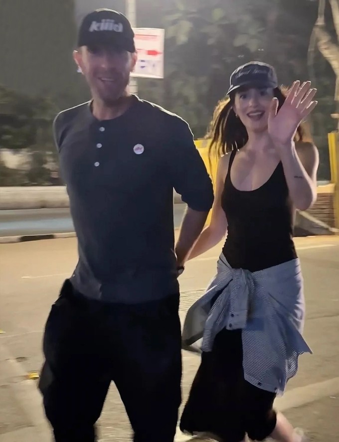 Dakota Johnson và Chris Martin ở Ấn Độ vào đầu năm nay. Ảnh: People