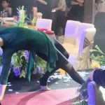 Mẹ biểu diễn yoga trong đám cưới con trai, quan khách ái ngại 1749109889 643 thumbnail width1200height628jpg