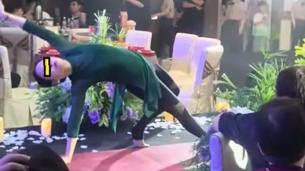 Mẹ biểu diễn yoga trong đám cưới con trai, quan khách ái ngại 1749109889 643 thumbnail width1200height628jpg