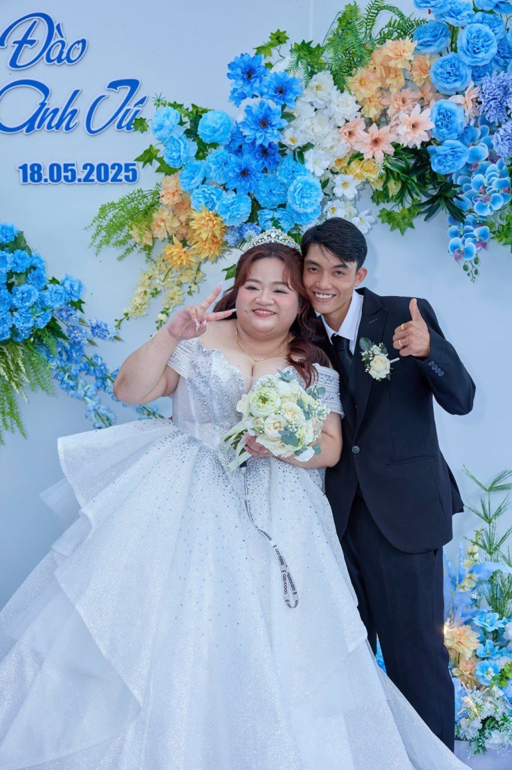 1749169595-anh-2-75587-width1000height1501 Cặp đôi kết hôn trong sự chúc phúc của hai bên gia đình