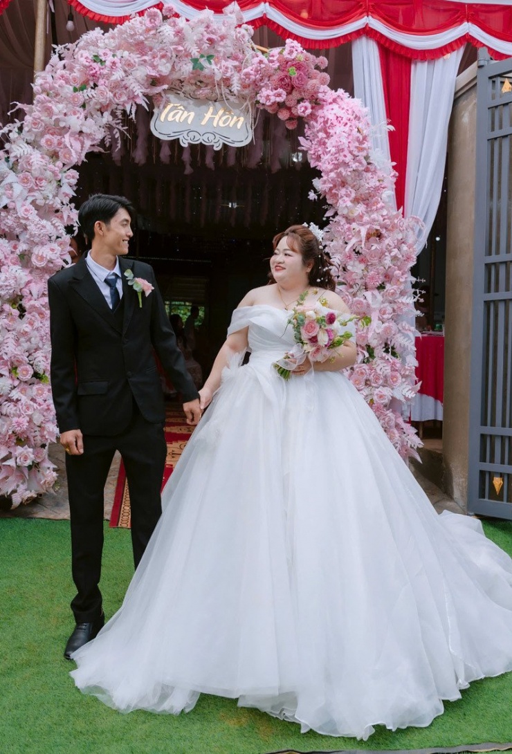 1749169595-anh-3-75588-width800height1178 Tú hạnh phúc khi rước được vợ về dinh