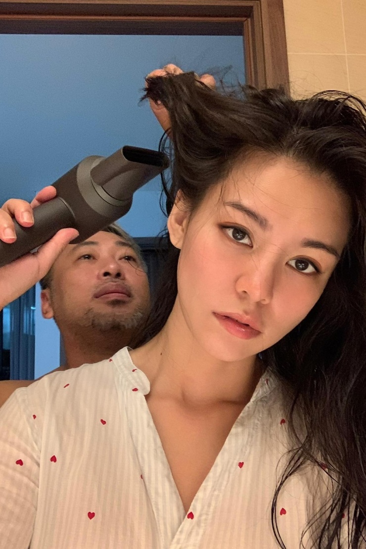 Quang Dũng cho biết dù chưa kết hôn, anh và người yêu sống chung, xem nhau như vợ chồng, tận hưởng hạnh phúc đôi lứa nhiều năm qua. Bùi Lan Hương tiết lộ bạn trai rất thích sấy tóc cho cô, dù