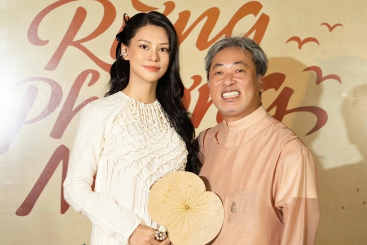 Đôi tình nhân dự buổi công chiếu phim Đất rừng phương Nam do Quang Dũng đạo diễn, tháng 10/2023. Bùi Lan Hương nói được bạn trai hỗ trợ đắc lực trong công việc, chẳng hạn giúp cô quay MV. Khi cô thi Chị đẹp đạp gió rẽ sóng năm 2024, anh theo dõi chương trình xuyên suốt để ủng hộ, dù không có thói quen xem tivi suốt 20 năm.