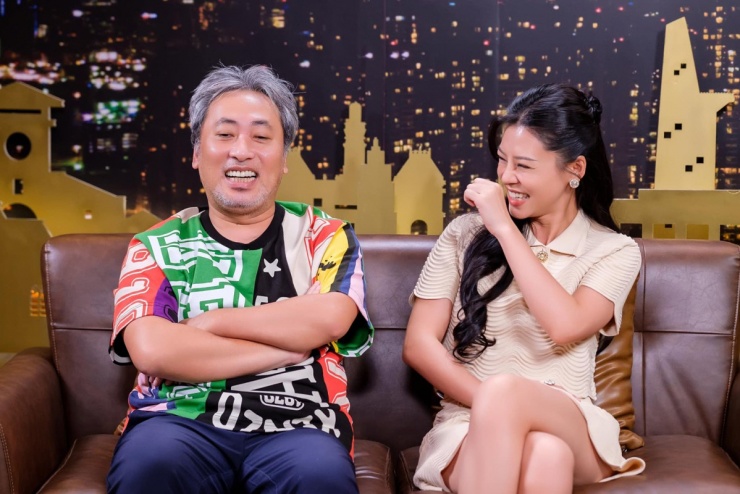 Sau khi công khai mối quan hệ năm 2023, họ cởi mở hơn về chuyện tình cảm. Bùi Lan Hương nói thích tận hưởng cuộc sống đơn giản, bình yên bên bạn trai, không quan tâm đến định kiến về khoảng cách tuổi tác, ngoại hình.