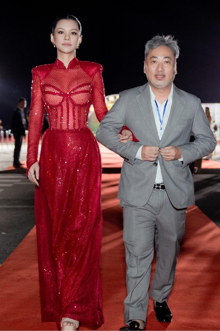 Mỗi lần dự chung thảm đỏ, đạo diễn và bạn gái dành cho nhau cử chỉ âu yếm. Có lúc, cô làm trợ lý cho người yêu khi anh trả lời phỏng vấn với truyền thông. Được Bùi Lan Hương tư vấn thêm về thời trang, Quang Dũng dần quan tâm hơn đến gu thẩm mỹ, cách phối đồ khi đi sự kiện.