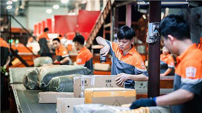 Lý Khánh Hằng là nhân viên chuyển phát nhanh nổi tiếng nhất Trung Quốc sau khi chiến thắng cuộc thi kỹ năng nghề nghiệp tại tỉnh Chiết Giang năm 2019. Ảnh: jieman