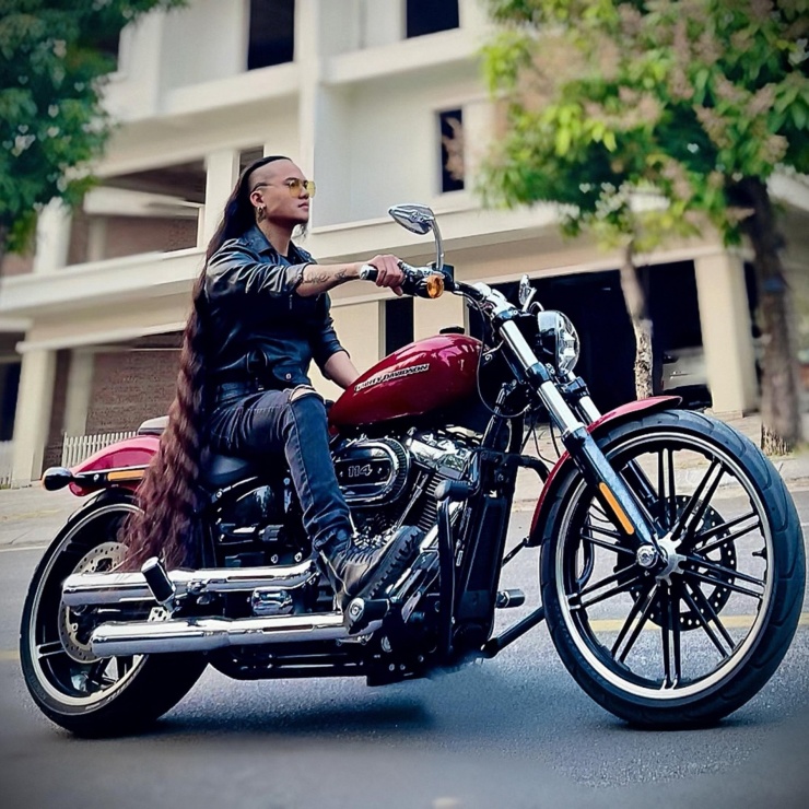 1749254450-chang-trai-hai-duong-nuoi-toc-dai-2-6290-width1900height1900 Đôi khi, anh Việt phải