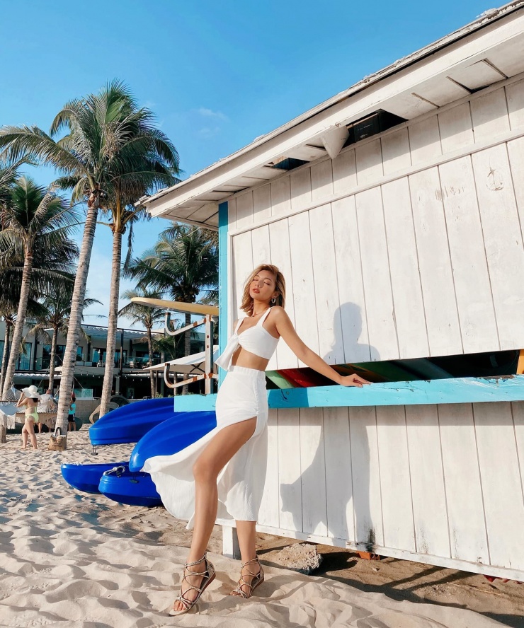 "Ngọc nữ" Lật Mặt vừa được bạn trai cầu hôn ở Canada: Thân thế "không phải dạng vừa", body đồng hồ cát gây trầm trồ 1749266034 ngoc nu lat mat vua duoc ban trai cau hon o canada than the khong phai dang vua body dong ho cat gay 1 6 o 8561 902 width1708height2048