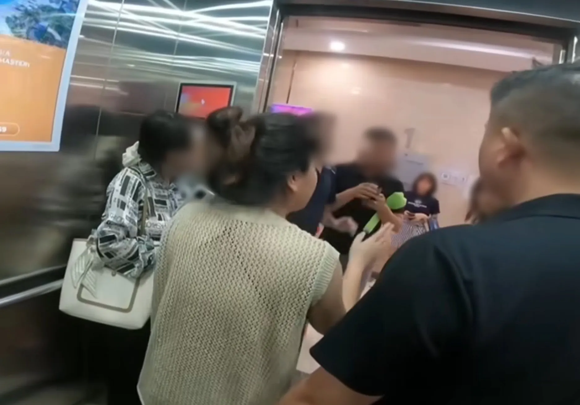 Thang máy náo loạn vì vụ truy tìm tai nghe của gia đình KOL.