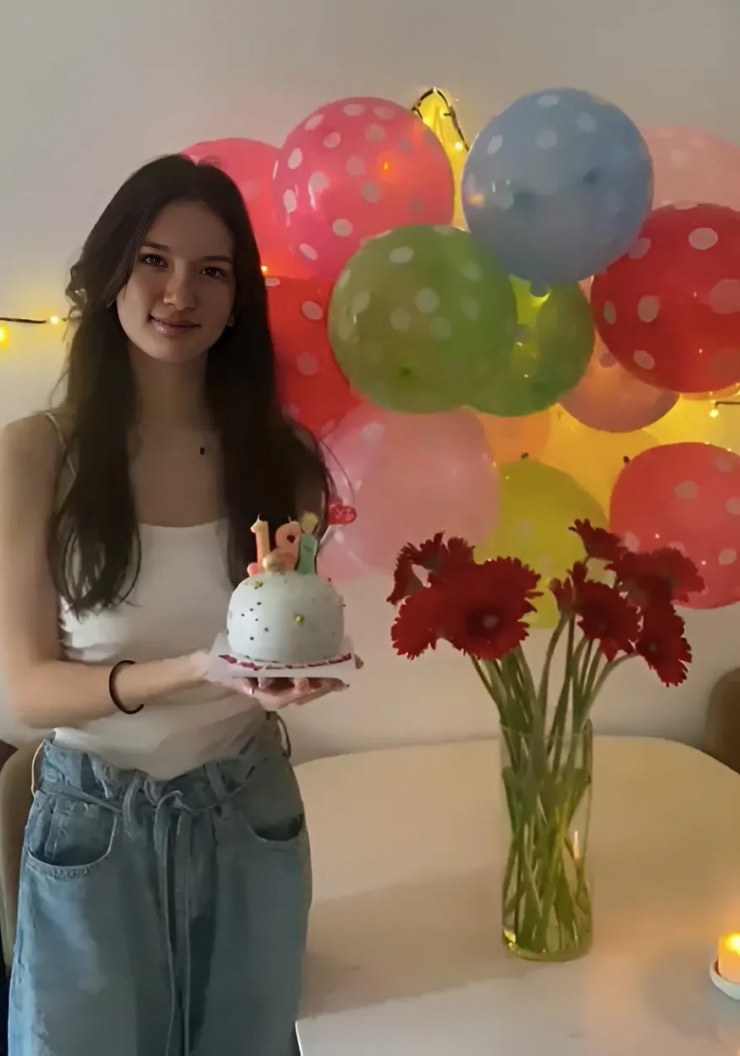 Bố mẹ Văn Lâm mừng con gái út tròn 18 tuổi - 4