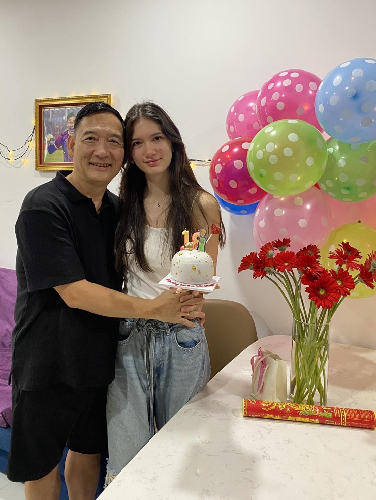 Bố mẹ Văn Lâm mừng con gái út tròn 18 tuổi - 2