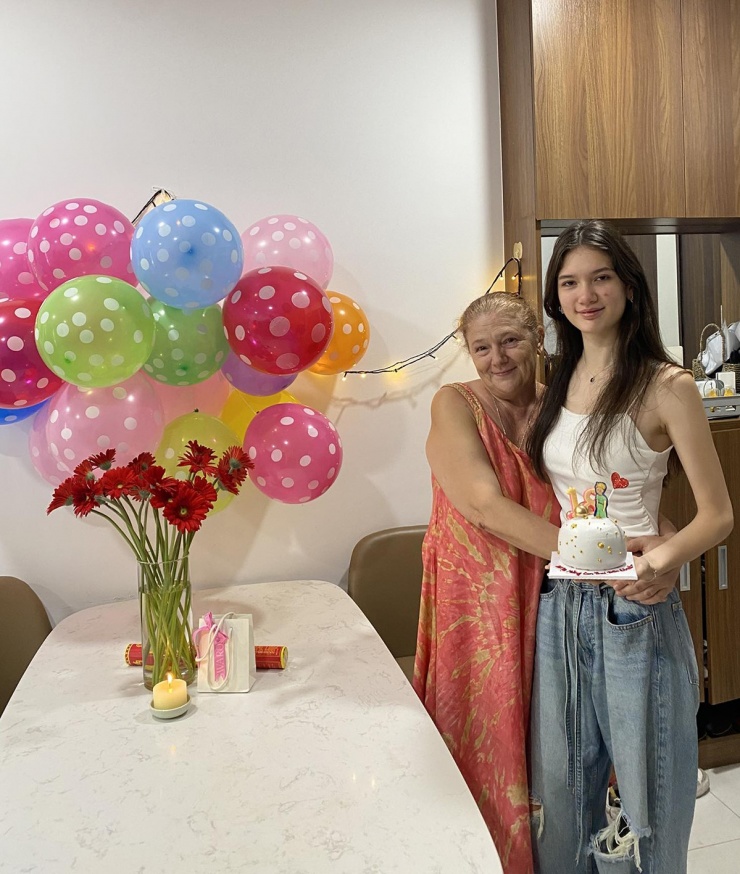 Bố mẹ Văn Lâm mừng con gái út tròn 18 tuổi - 3