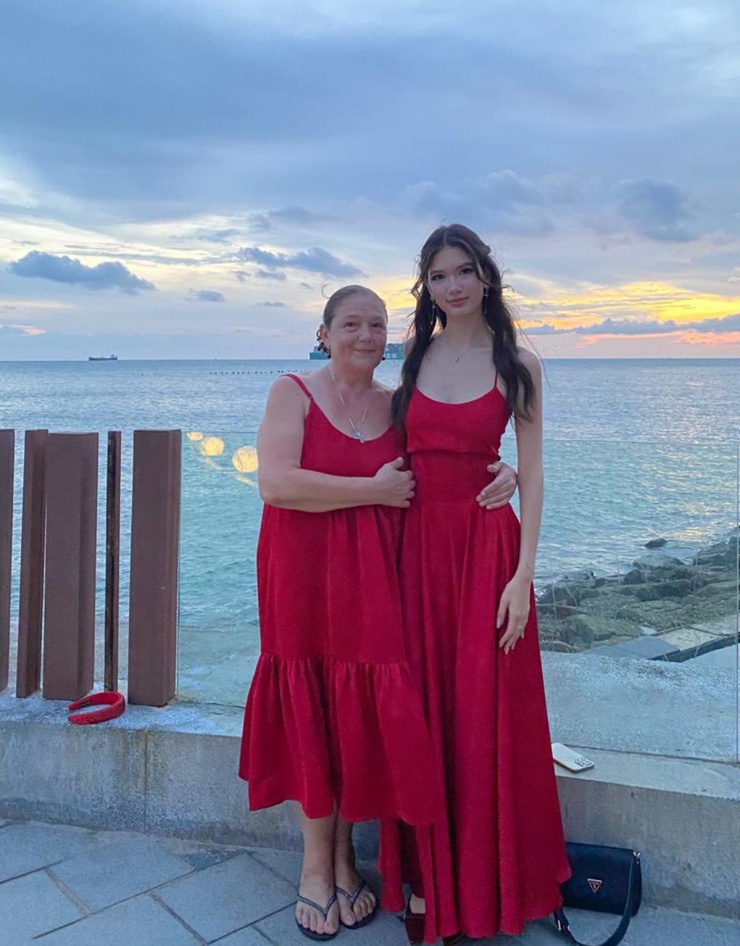 Bố mẹ Văn Lâm mừng con gái út tròn 18 tuổi - 6