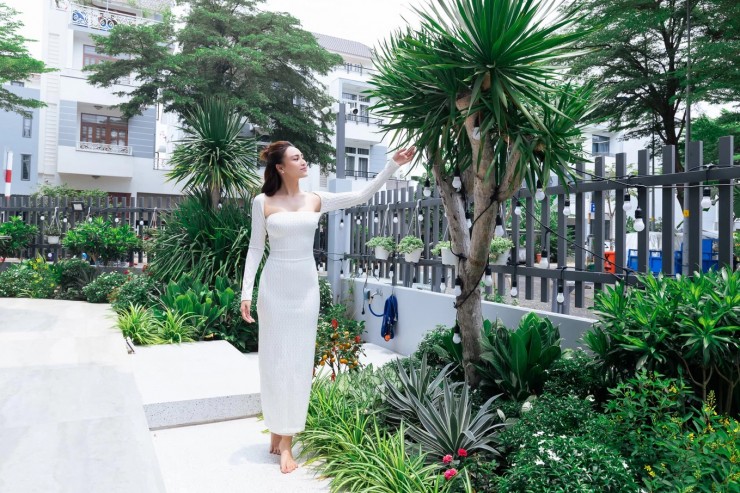 Biệt thự có sân vườn và khuôn viên rộng lớn.